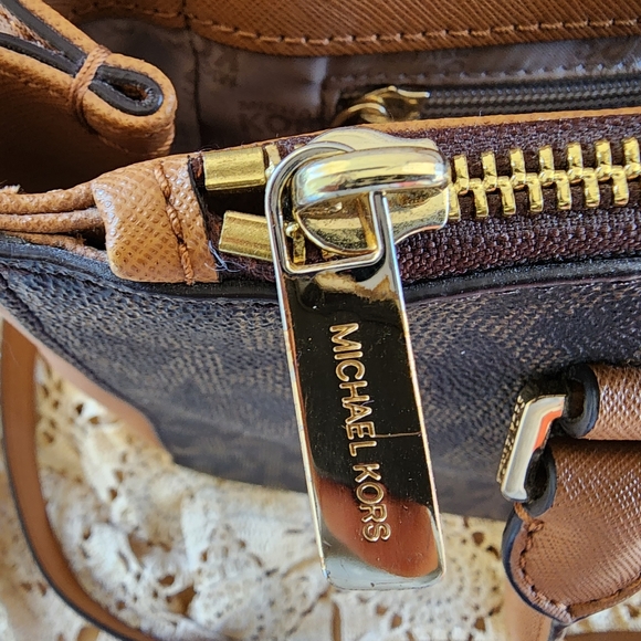 MK Michael Kors Kellen MD satchel. Brown signature color, used/ excellent condt - Picture 6 of 16
